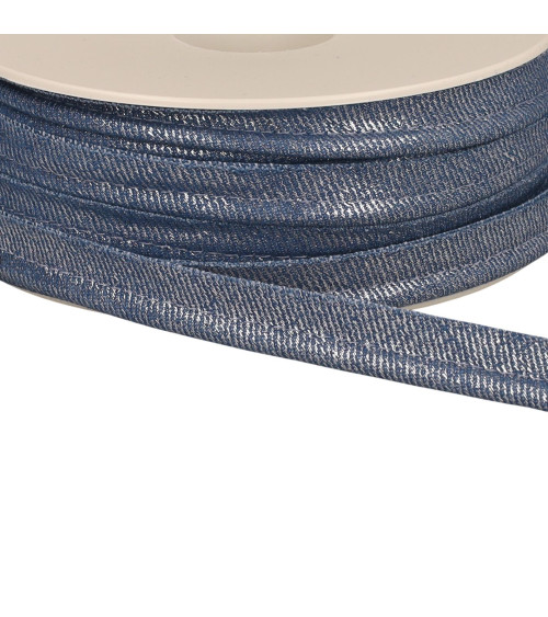 Die Paspelierung erstreckt sich über den lavendelblauen Metallic-Denim hinaus, 12 mm pro Meter