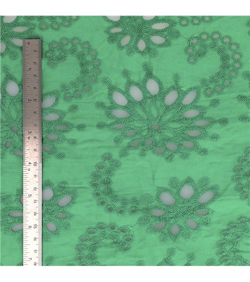 Broderie anglaise 100% coton fleurs vert nil au mètre