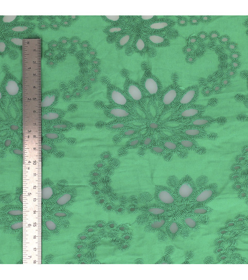 Ricamo inglese 100% cotone nil fiori verdi al metro