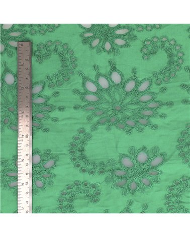 Broderie anglaise 100% coton fleurs vert nil au mètre