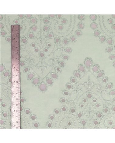 Broderie anglaise 100% coton grandes arabesques vert pâle au mètre