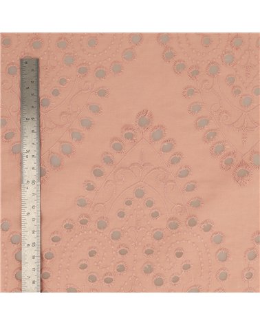 Broderie anglaise 100% coton grandes arabesques rose poudre au mètre
