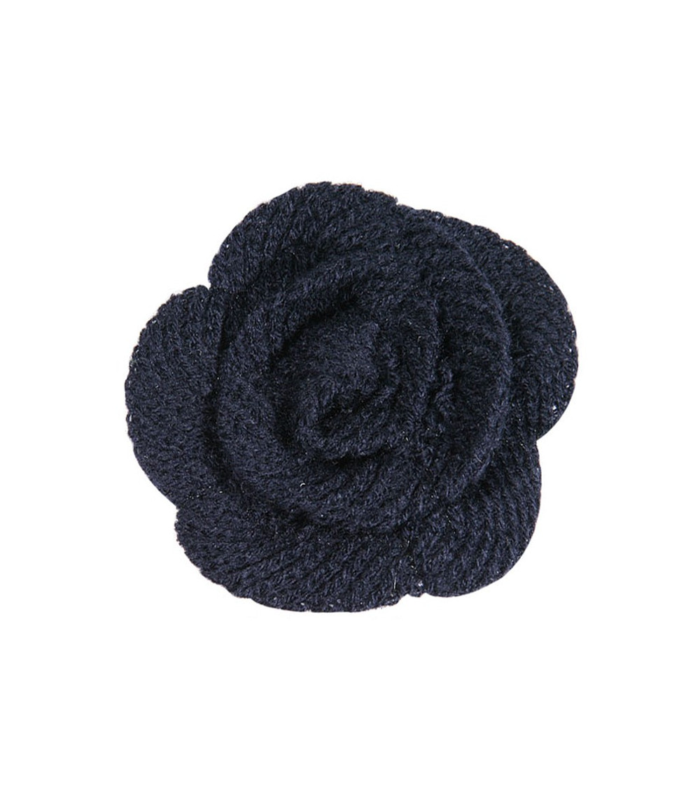 Piccolo fiore di lana blu navy sulla spilla