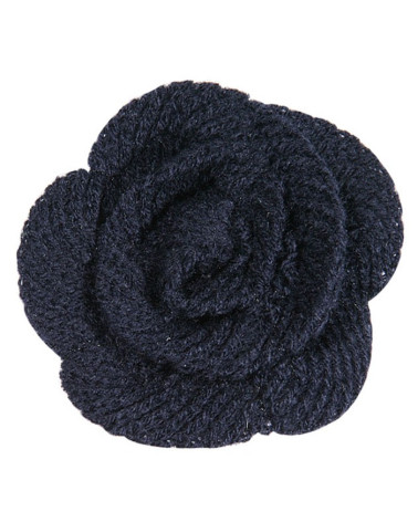 Petite fleur bleu marine en laine sur broche
